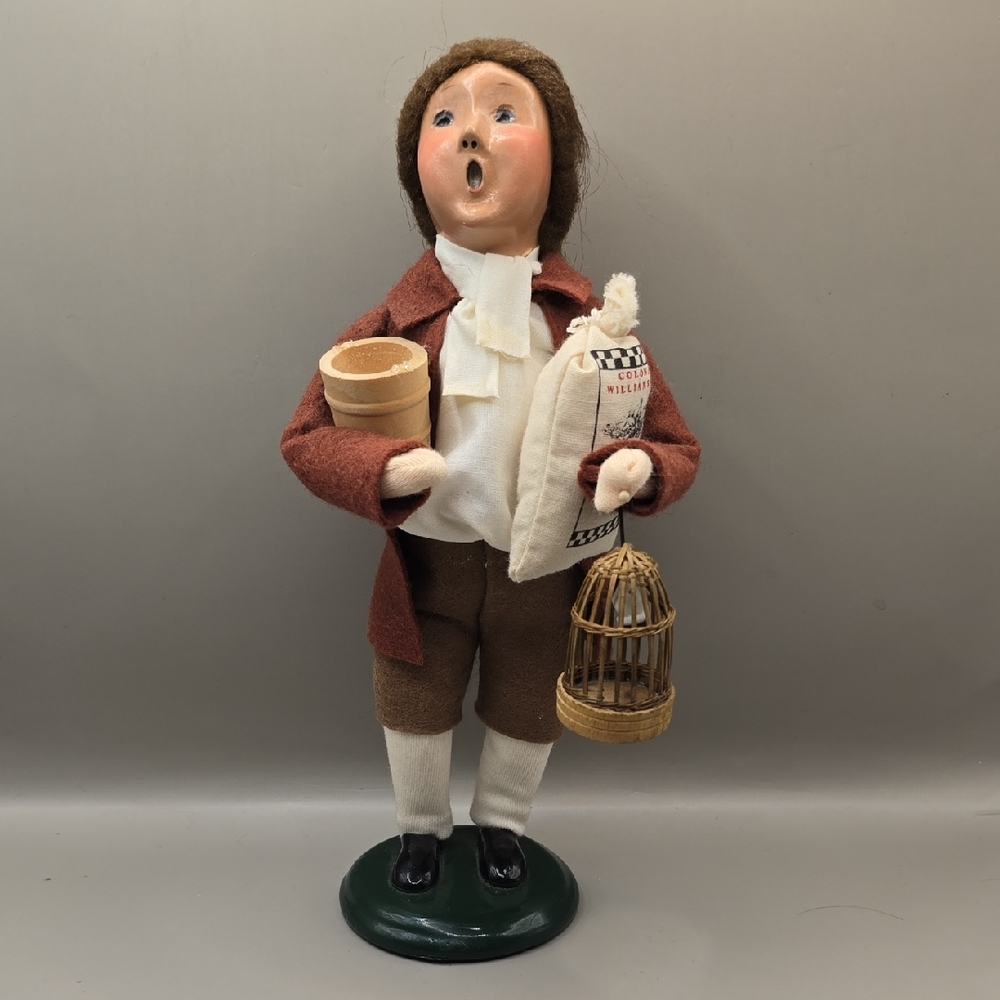 Byers Choice Williamsburg 2003 Colonial Caroler 9½" Boy W/ Birdcage Sack Topiary